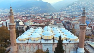 İnsansız hava aracıyla Bursa tarihi büyük camiinin havadan görünüşü. Minare mistik tanrı dini gizemli ruhani din Osmanlı ibadet yeri Büyük Camii Ulu Camii Kubbesi Müslüman Müslümanlar için Seljuk Türk desenleri 4K