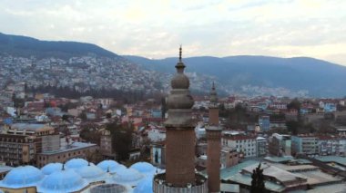 İnsansız hava aracıyla Bursa tarihi büyük camiinin havadan görünüşü. Minare mistik tanrı dini gizemli ruhani din Osmanlı ibadet yeri Büyük Camii Ulu Camii Kubbesi Müslüman Müslümanlar için Seljuk Türk desenleri 4K