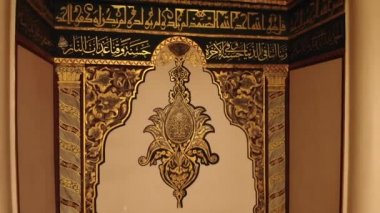 Dev tarihi büyük caminin içi. Minare mistik tanrısal dini gizemli ruhani dinsel ibadet yeri. Güzellik desenleri girişi arabesque duvar duası mimarisi Bursa Ulu Camii.