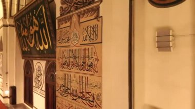 Dev tarihi büyük caminin içi. Minare mistik tanrısal dini gizemli ruhani dinsel ibadet yeri. Güzellik desenleri girişi arabesque duvar duası mimarisi Bursa Ulu Camii.