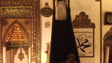 Dev tarihi büyük caminin içi. Minare mistik tanrısal dini gizemli ruhani dinsel ibadet yeri. Güzellik desenleri girişi arabesque duvar duası mimarisi Bursa Ulu Camii.