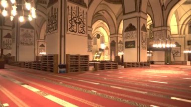 Dev tarihi büyük caminin içi. Minare mistik tanrısal dini gizemli ruhani dinsel ibadet yeri. Güzellik desenleri girişi arabesque duvar duası mimarisi Bursa Ulu Camii.