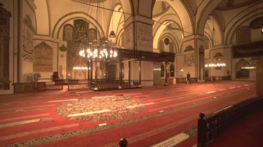 Dev tarihi büyük caminin içi. Minare mistik tanrısal dini gizemli ruhani dinsel ibadet yeri. Güzellik desenleri girişi arabesque duvar duası mimarisi Bursa Ulu Camii.