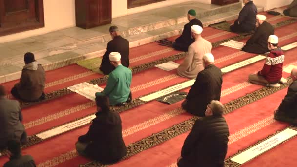 モスクの先生イマームはクルアーンを読んでいます クルアーンを読む内部の神宗教神秘的な宗教イスラム教礼拝寺の場所アーザン サラー霊霊NamazムバラクCovid社会的距離マスジド4K — ストック動画