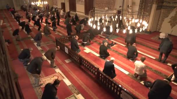 モスクの先生イマームはクルアーンを読んでいます クルアーンを読む内部の神宗教神秘的な宗教イスラム教礼拝寺の場所アーザン サラー霊霊NamazムバラクCovid社会的距離マスジド4K — ストック動画