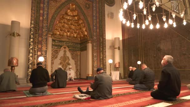 Muslim Eid Congregation Praying Mosque Teacher Imam Reading Quran Reads — Stock Video