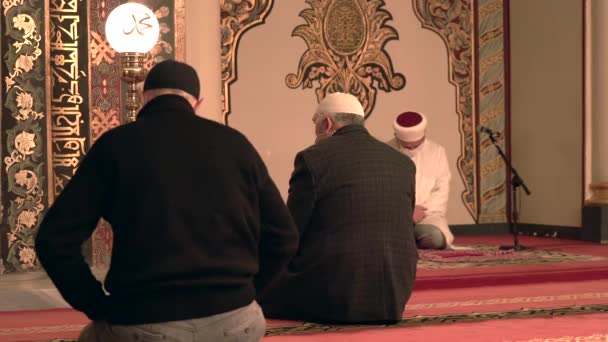 Musulmán Eid Congregación Orando Mezquita Maestro Imán Está Leyendo Corán — Vídeos de Stock