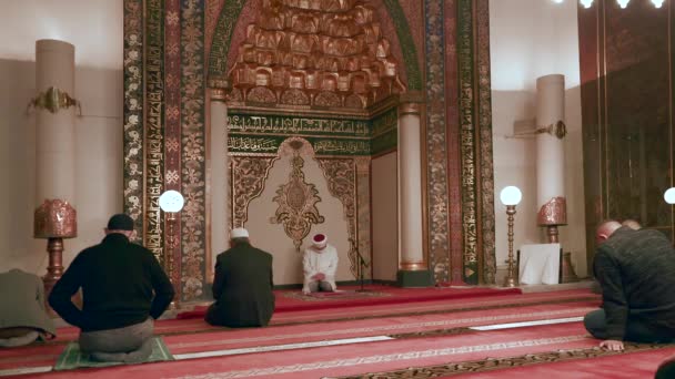 Musulmán Eid Congregación Orando Mezquita Maestro Imán Está Leyendo Corán — Vídeo de stock