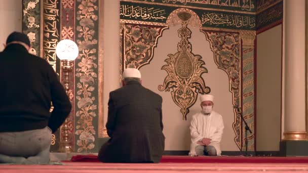 Musulmán Eid Congregación Orando Mezquita Maestro Imán Está Leyendo Corán — Vídeos de Stock