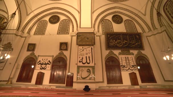Ein Muslimischer Mann Betet Einer Wunderschönen Riesigen Moschee Interior Mystische — Stockvideo