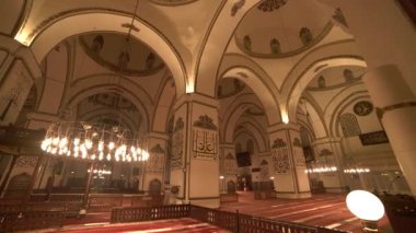 Dev tarihi büyük caminin içi. Minare mistik tanrısal dini gizemli ruhani dinsel ibadet yeri. Güzellik desenleri girişi arabesque duvar duası mimarisi Bursa Ulu Camii.