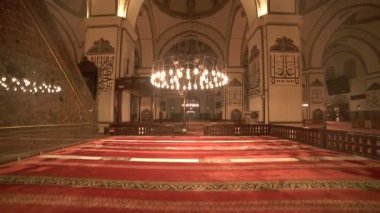 Dev tarihi büyük caminin içi. Minare mistik tanrısal dini gizemli ruhani dinsel ibadet yeri. Güzellik desenleri girişi arabesque duvar duası mimarisi Bursa Ulu Camii.