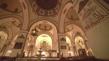 İçsel dünyanın en güzel dev camii. Minare mistik tanrı dini gizemli ruhani dini ibadet yeri mihrab muhteşem görkemli görkemli güzellik kalıpları arabesk kaligrafi 4K