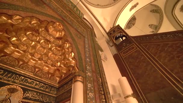 巨大な歴史的な偉大なモスクの内部 ミナレットのマスジド神秘的な神の宗教神秘的な永遠の宗教礼拝の宗教的なイスラムの場所美しい美しさのパターンの入り口唐草書道の壁の祈りのアーキテクチャグランドモスクブルサUlu Camii — ストック動画