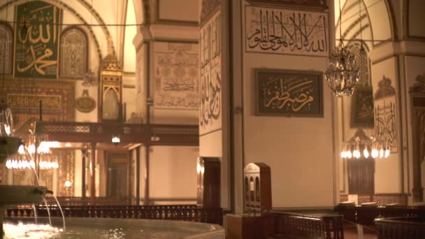 噴水のインテリア世界で最も美しい巨大なモスク ミナレットのマスジド神秘的な神の宗教神秘的な永遠の宗教イスラム崇拝の場所ミフラーブ豪華な壮大な壮大な壮大な美しさパターンの入り口唐草書道4K — ストック動画