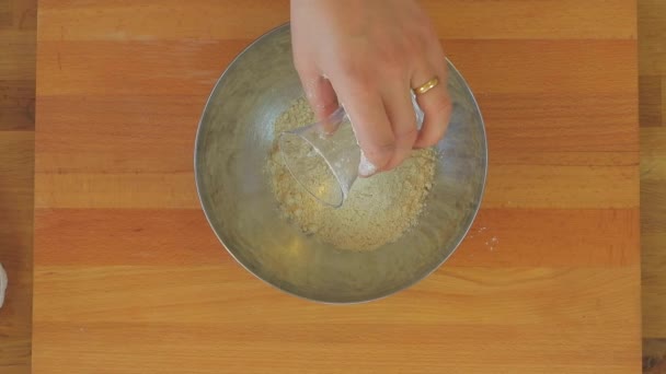 Agregar Tahini Harina Con Una Escama Vidrio Pasta Sésamo Aunque — Vídeos de Stock