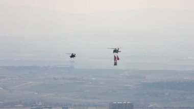 Helikopterden sallanan insanlar dublörlük yapıyor. Erobatik (hava akrobasisinin bir portmantosu), normal uçuşlarda kullanılmayan uçak tutumları içeren bir uçuş tatbikatıdır. Helikopter eğitiminde 4K