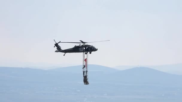 Les Personnes Suspendues Hélicoptère Effectuant Vol Acrobatique Acrobatie Aérienne Mot — Video