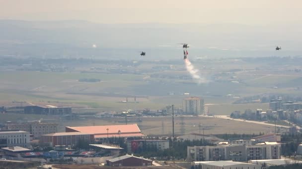 People Hanging Helicopter Performing Stunt Flying Aerobatics Portmanteau Aerial Acrobatics — Stock Video