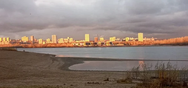 Panorama de Novosibirsk no rio Ob A capital da Sibéria. Novosibirsk, Sibéria, Rússia. — Fotografia de Stock