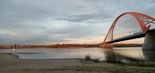 Κόκκινη αψίδα της κρεμαστής γέφυρας πάνω από τον ποταμό Ομπ. Novosibirsk, Ρωσία. — Φωτογραφία Αρχείου