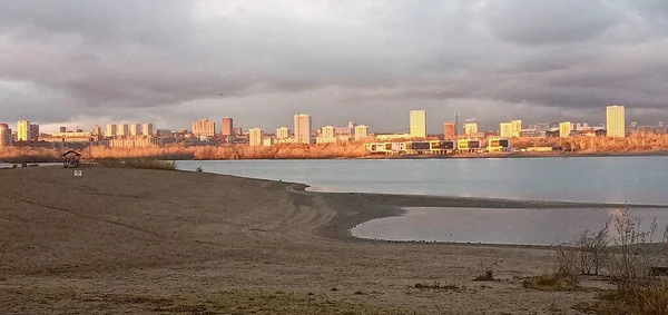 Panorama de Novossibirsk sur la rivière Ob. La capitale de la Sibérie. Novossibirsk, Sibérie, Russie. — Photo