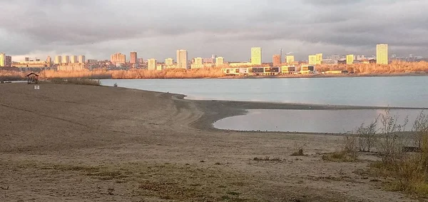 Panorama de Novossibirsk sur la rivière Ob. La capitale de la Sibérie. Novossibirsk, Sibérie, Russie. — Photo