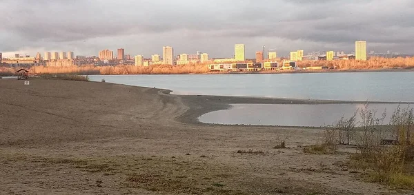 Панорама Новосибирска на Оби. Столица Сибири. Новосибирск, Сибирь, Россия. — стоковое фото