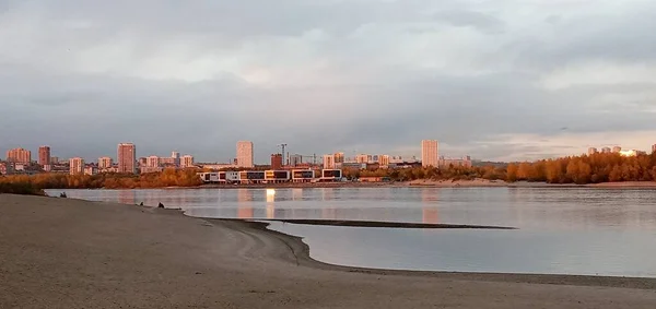 Πανόραμα του Νοβοσιμπίρσκ στον ποταμό Ομπ, πρωτεύουσα της Σιβηρίας. Novosibirsk, Σιβηρία, Ρωσία. — Φωτογραφία Αρχείου