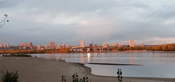 Panorama de Novossibirsk sur la rivière Ob. La capitale de la Sibérie. Novossibirsk, Sibérie, Russie. — Photo