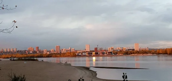 Panorama de Novosibirsk no rio Ob A capital da Sibéria. Novosibirsk, Sibéria, Rússia. — Fotografia de Stock