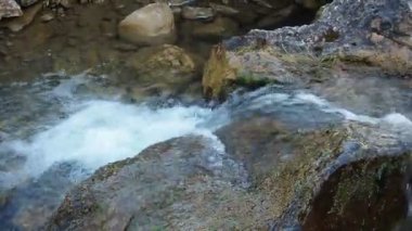 Dağlarda güzel bir şelale