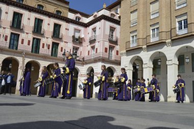 Huesca şehri, İspanya, 30 Mart 2019, Nasıralı 'nın davul ve korse bölümlerinin yoğunluğu pazar meydanında.