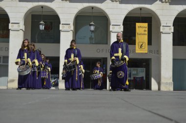 Huesca şehri, İspanya, 30 Mart 2019, Nasıralı 'nın davul ve korse bölümlerinin yoğunluğu pazar meydanında.