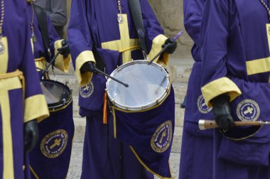 Huesca şehri, İspanya, 30 Mart 2019, Nasıralı 'nın davul ve korse bölümlerinin yoğunluğu pazar meydanında.