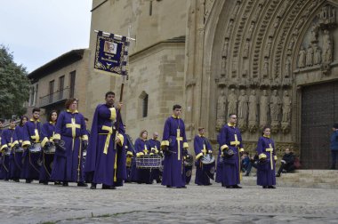 Huesca şehri, İspanya, 30 Mart 2019, Nasıralı 'nın davul ve korse bölümlerinin yoğunluğu pazar meydanında.