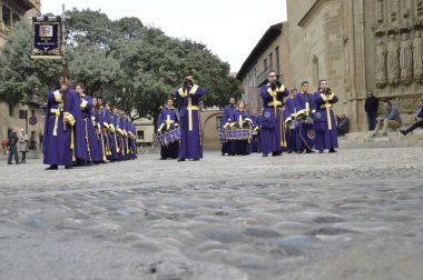 Huesca şehri, İspanya, 30 Mart 2019, Nasıralı 'nın davul ve korse bölümlerinin yoğunluğu pazar meydanında.