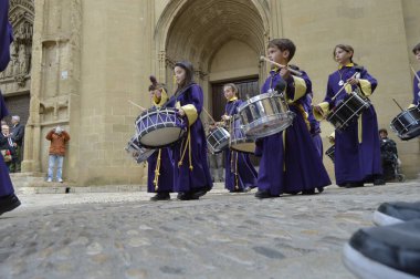 Huesca şehri, İspanya, 30 Mart 2019, Nasıralı 'nın davul ve korse bölümlerinin yoğunluğu pazar meydanında.