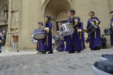 Huesca şehri, İspanya, 30 Mart 2019, Nasıralı 'nın davul ve korse bölümlerinin yoğunluğu pazar meydanında.