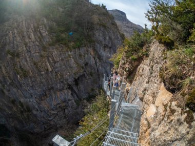 Nüfus Panticosa, Huesca, İspanya 26 Mart 2021 Panticosa kasabasındaki yaya köprülerinin açılışı.