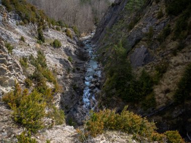 Nüfus Panticosa, Huesca, İspanya 26 Mart 2021 Panticosa kasabasındaki yaya köprülerinin açılışı.