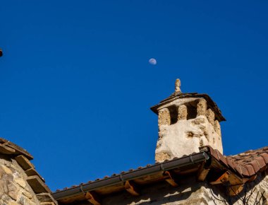 Tipik bir dağ evi şöminesi.