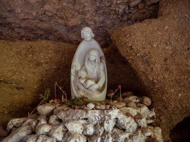 Huesca, Beln de Pea Guara 'daki Nueno köyünün çevresindeki San Julian geçitlerinde dağ doğum sahnesi yer almaktadır.