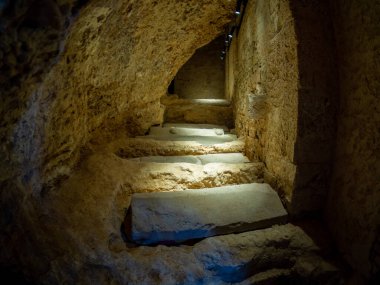 Huesca eyaletindeki San Juan de la bezelye manastırı ve Aragon krallığının kurulduğu yer.