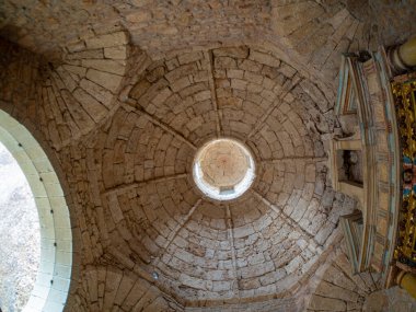 Huesca eyaletindeki San Juan de la bezelye manastırı ve Aragon krallığının kurulduğu yer.