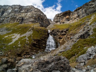 Ordesa Ulusal Parkı 'ndaki Soaso Sirki' nde ve Huesca Eyaleti 'ndeki Monteperdido' da bulunan at kuyruklu şelalenin.