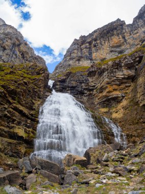 Ordesa Ulusal Parkı 'ndaki Soaso Sirki' nde ve Huesca Eyaleti 'ndeki Monteperdido' da bulunan at kuyruklu şelalenin.
