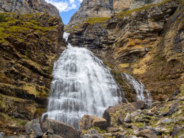 Ordesa Ulusal Parkı 'ndaki Soaso Sirki' nde ve Huesca Eyaleti 'ndeki Monteperdido' da bulunan at kuyruklu şelalenin.