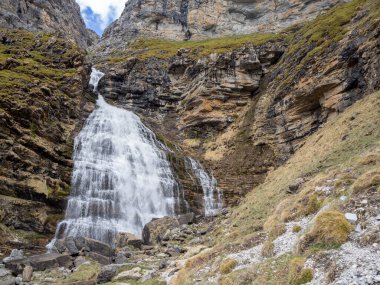Ordesa Ulusal Parkı 'ndaki Soaso Sirki' nde ve Huesca Eyaleti 'ndeki Monteperdido' da bulunan at kuyruklu şelalenin.
