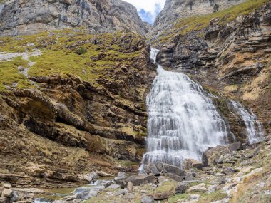 Ordesa Ulusal Parkı 'ndaki Soaso Sirki' nde ve Huesca Eyaleti 'ndeki Monteperdido' da bulunan at kuyruklu şelalenin.
